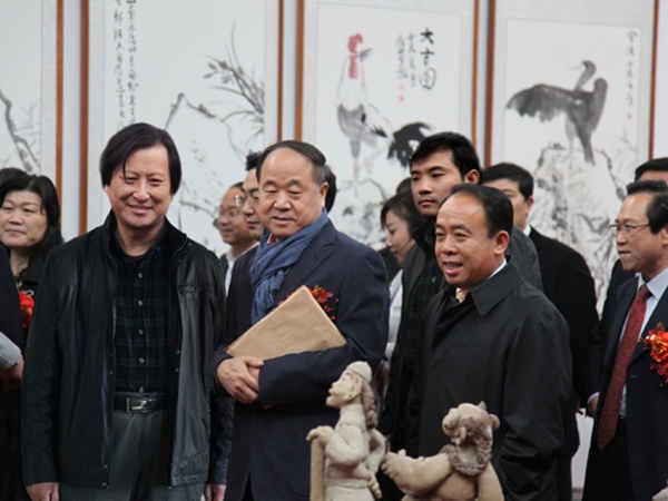 中国作家协会副主席、2012年度诺贝尔文学奖获得者莫言与总经理傅绍相在一起。